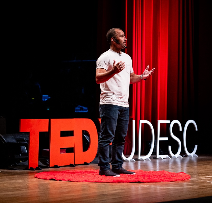 Bruno Fontes no palco TEDx UDESC