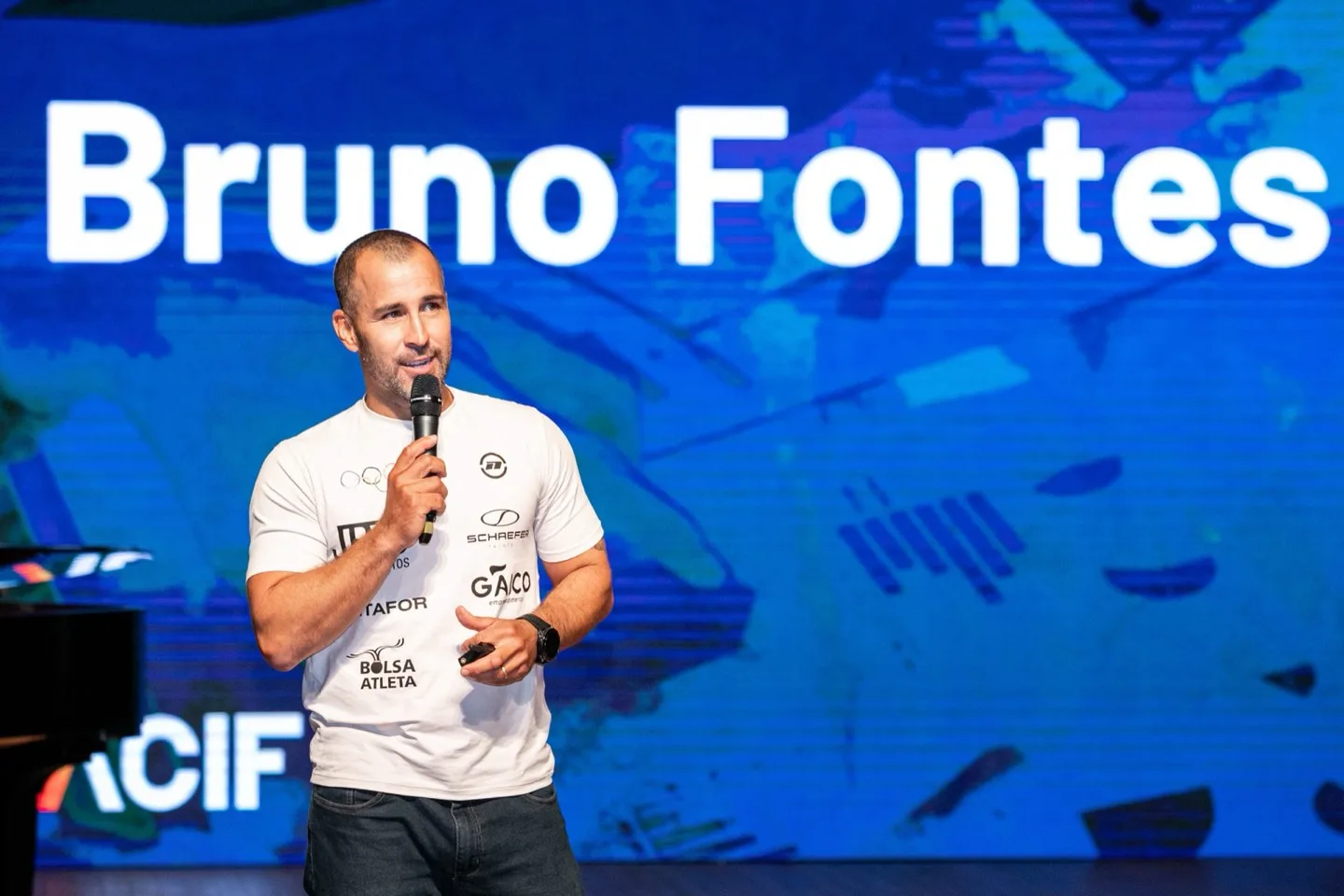 Bruno Fontes palestrando — velejador olímpico e coach internacional
